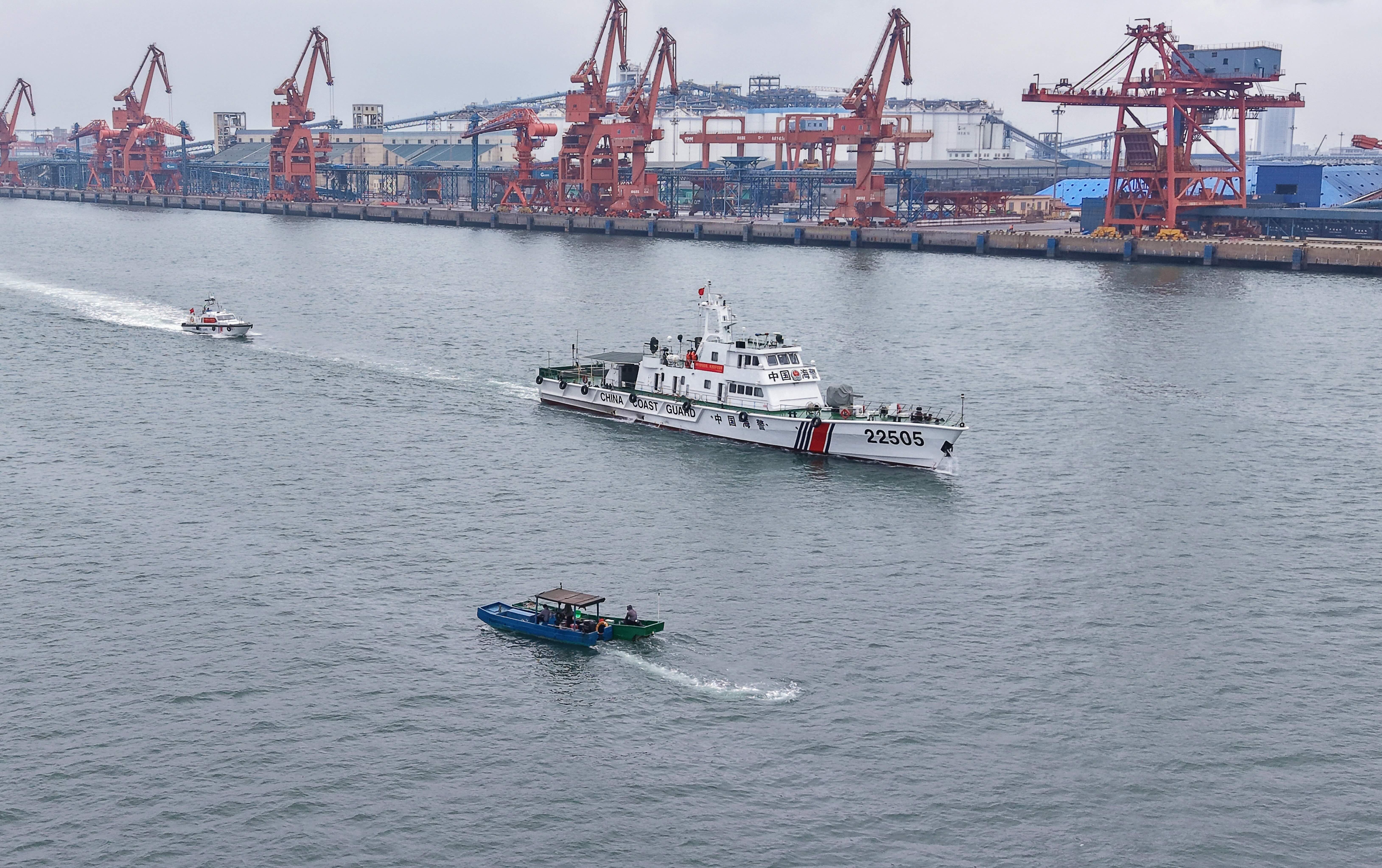 图为防城港海警局在辖区海域开展常态化巡逻，引导渔民提前回港。 广西防城港海警局供图